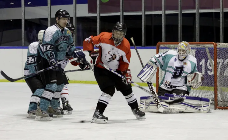 Oliwa Hockey Team i MH Automatyka Dragons jako pierwsze zagrały w Hali Olivia w rozgrywkach II ligi zrzeszającej amatorów i byłych zawodników.