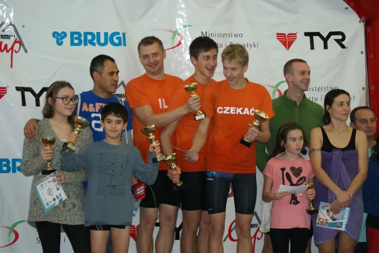 Amatorskie mistrzostwa w Sopocie były dla uczestników okazją do sprawdzenia się nie tylko w indywidualnej rywalizacji. Na zdjęciu podium sztafety rodzinnej.