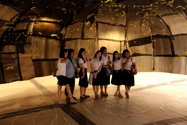 Hiszpańska formacja artystyczna Basurama w ciągu tygodnia stworzy instalację ze śmieci dostarczonych przez Zakład Utylizacyjny w Szadółkach. Podobna instalacja, Plastic Bang! Kok - wielkie, dmuchane kopuły z folii, stanęła rok temu w Bangkoku.