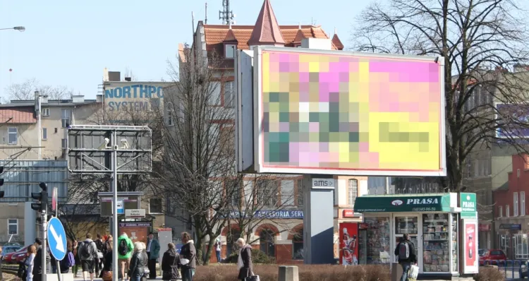 Widniejąca na zdjęciu reklama przy skrzyżowaniu al. Grunwaldzkiej z Trasą Słowackiego została już zdemontowana.
