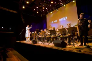 Leszek Kułakowski na czele big-bandu Akademii Muzycznej w Gdańsku.