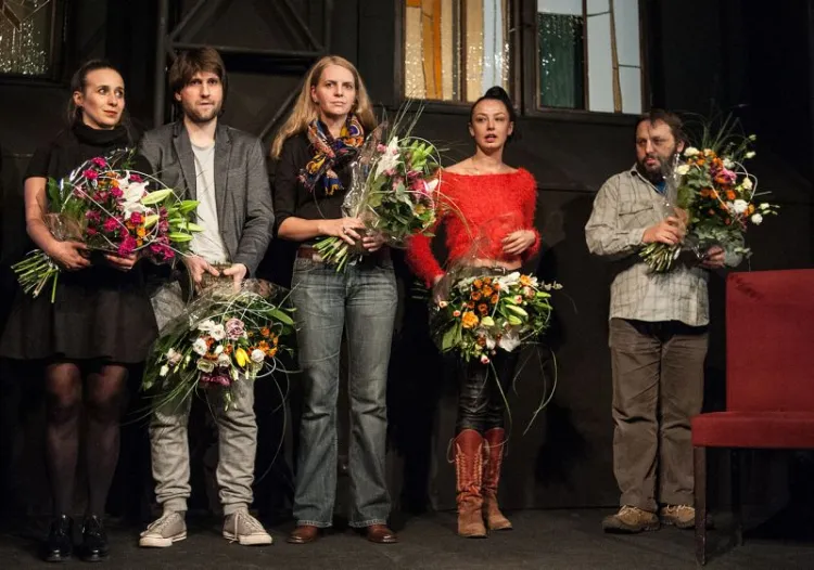 Podczas gali wręczenia Gdyńskiej Nagrody Dramaturgicznej obecni byli wszyscy nominowani. Stoją (od lewej): Julia Holewińska, Mateusz Pakuła, Ewa Madeyska, Jolanta Janiczak oraz Artur Pałyga.