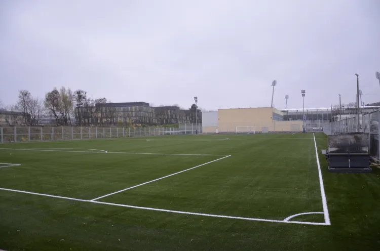 Sztuczne boisko GOSiR Gdynia zyskało nową nawierzchnię, która ma atest FIFA. Murawa służyć będzie głównie piłkarskiej młodzieży, a wieczorami chętni mogą ją wynająć za 650 zł na 1,5 godziny. 