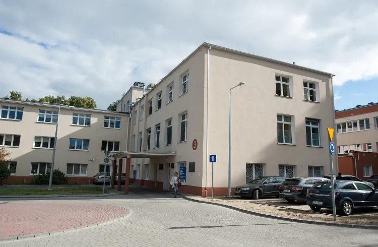 Pracownicy Szpitala Morskiego PCK w Gdyni nie chcą przekształcenia placówki w spółkę. Dyrektor uspokaja i zapewnia, że po przekształceniu będzie tylko lepiej. 