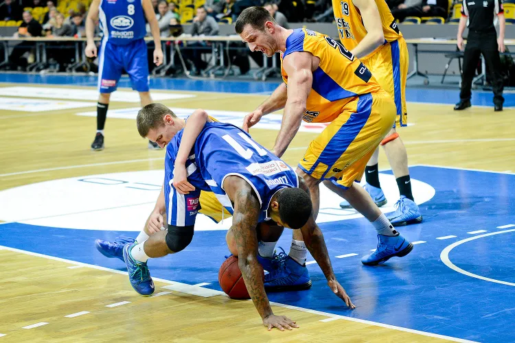 Koszykarze Asseco zaprezentowali w sobotę wolę walki i szybką, skuteczną grę, dzięki czemu pokonali faworyzowaną Rosę Radom, która jest rewelacją rozgrywek Tauron Basket Ligi.