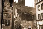 Zdjęcia z kolekcji Rolanda Józefowicza, prezentujące Gdańsk w październiku 1939 roku. Widoczne na nich sztandary III Rzeszy to pozostałość po wrześniowej wizycie Adolfa Hitlera. Fotografie pochodzą z albumu &#8222;Powrót Gdańska do Macierzy&#8221; z 1940 roku. Autorem zdjęć był Oskar Mikut. 