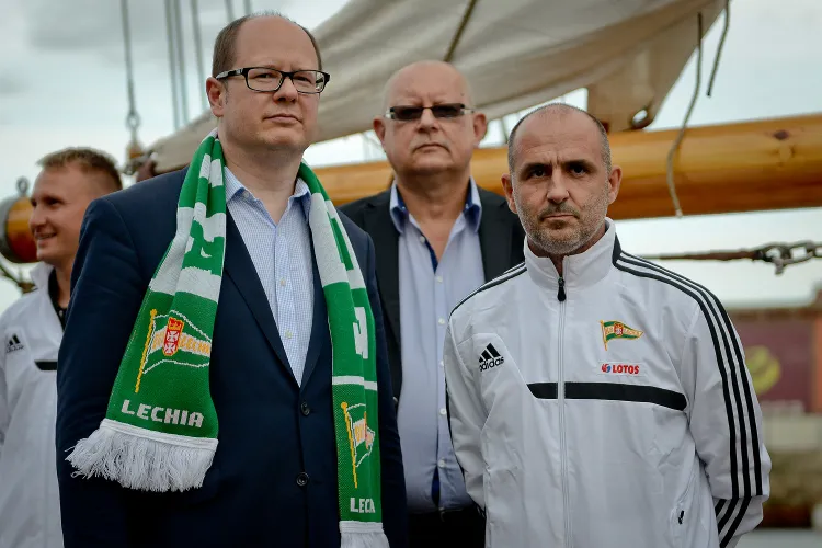 Paweł Adamowicz (z lewej) zapewnia, że ma biało-zielone serce, ale o sytuacji właścicielskiej w Lechii chce rozmawiać z chłodną głową. 