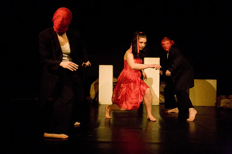 Tancerki Teatru Amareya najczęściej występują na scenie w komplecie albo w pojedynkę. Jednym z zespołowych spektakli jest "Exit - Transgresyjny Tryptodram Feminalny" (w środku - Aleksandra Śliwińska). 