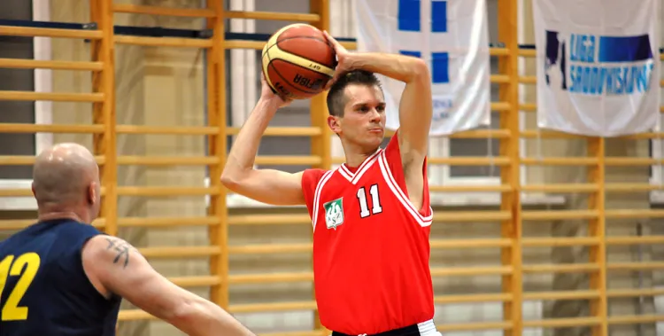 Młodzi Inaczej Gdańsk (w czerwonych strojach) zakończyli sezon zasadniczy w dywizji Maxibasketball 35+ pomorskiej Ligi Środowiskowej na pozycji lidera.