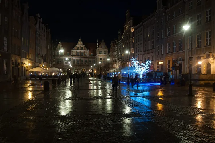 Bez zezwolenia ustawiono też świecące drzewko. 