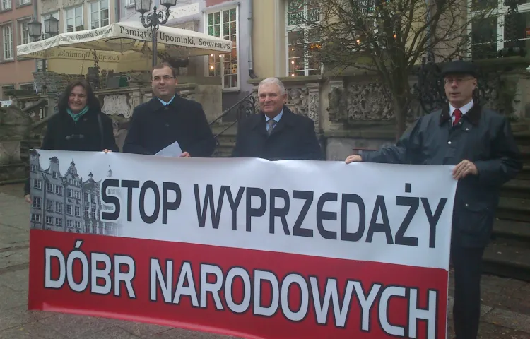 Po naszych publikacjach w sprawie sprzedaży 10 kamienic przy Długim Targu swój protest wyrazili politycy PiS.