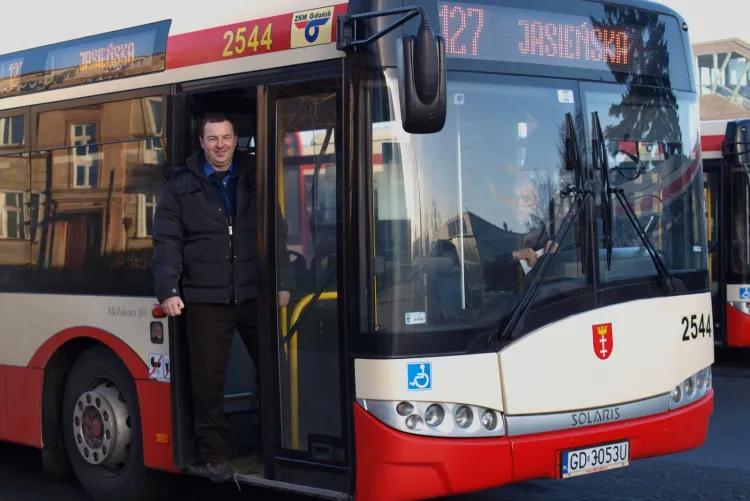 Gdy w autobusie zemdlał jeden z pasażerów i nie udało się dodzwonić na pogotowie, pan Piotr Łaban, kierowca autobusu linii 127, podjechał swoim Solarisem przed wejście do szpitalnego oddziału ratunkowego szpitala na Zaspie.