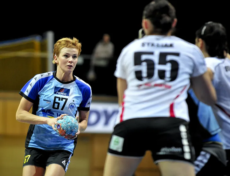 Katarzyna Duran przeniosła się do Pogoni Szczecin, ale w tym sezonie w meczach nowej drużyny przeciwko Vistalowi Gdynia nie będzie mogła grać. 