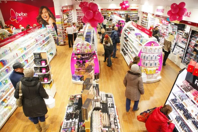 Tłumy miłośników kolorowych kosmetyków przewinęły się pierwszego dnia działania sklepu z kosmetykami hebe w centrum handlowym Gildia na Zaspie.