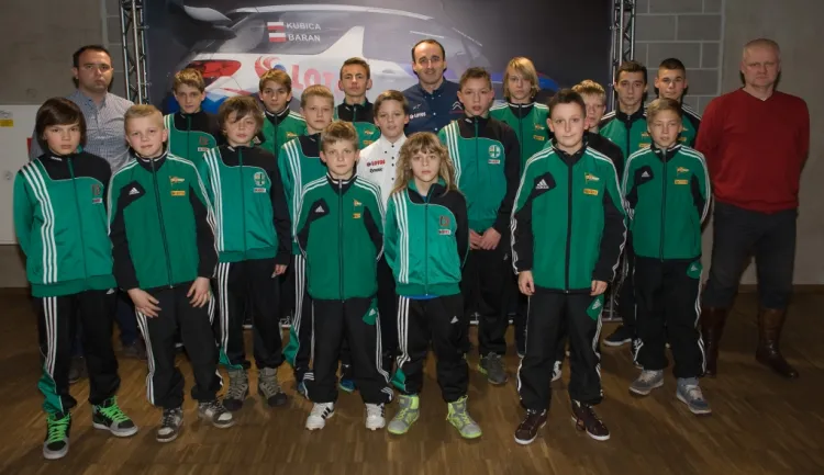 Robert Kubica i młodzi piłkarze objęci programem "Biało-zielona przyszłość z Lotosem" spotkali się na PGE Arenie.