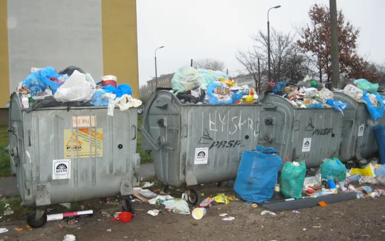 Gdańsk, ul. Wyzwolenia. Zdjęcie kontenerów przysłał niedawno nasz czytelnik. Podkreśla, że PRSP nie zawsze odbiera śmieci zgodnie z harmonogramem.