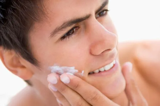 Przybywa mężczyzn regularnie korzystających z kosmetyków, zarezerwowanych niegdyś wyłącznie dla kobiet.
