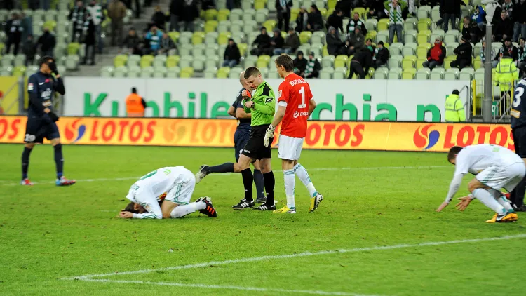 W marcu 2013 roku biało-zieloni również grali w ligowym meczu w "9". W starciu z Pogonią Szczecin jako ostatni wyleciał z boiska Rafał Janicki.