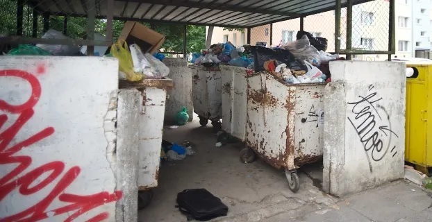 Mieszkańcy Trójmiasta skarżą się, że widok przepełnionych śmietników to wciąż w wielu miejscach codzienność. Czy niższe opłaty zrekompensują te niedogodności?
