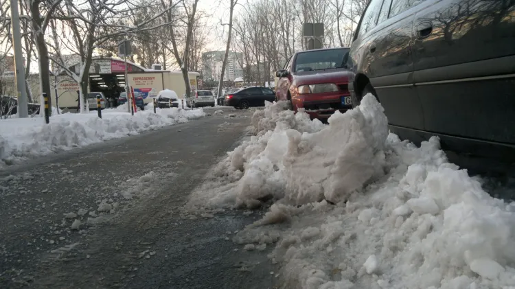 Gdzie zgarnąć śnieg z ulicy? Według niektórych doskonałe miejsce to chodnik i parking.