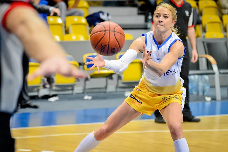 Natalię Małaszewską czeka w niedzielę nie lada wyzwanie. Będzie musiała zatrzymać najskuteczniejszą koszykarkę Basket Ligi Kobiet Leah Metcalf.
