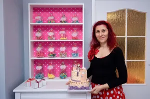 Pink Sweets Shop specjalizuje się w pieczeniu tortów na zamówienie.