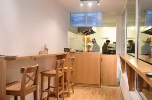 Wokbar serwuje orientalny fast-food: dania z makaronu lub ryżu z woka.