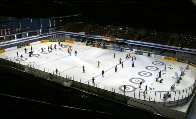 W Gdańsku curling można trenować w hali Olivia oraz na Placu Zebrań Ludowych. 