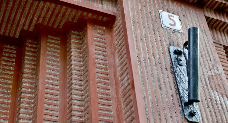 Ozdobny dekoracyjny portal wykonany z czerwonego tynku kamieniarskiego przy wejściu, jest jednym z najefektowniejszych w całej Gdyni.