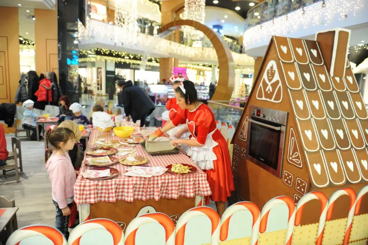 W piekarni Bajeczne Wypieki w Alfa Centrum, dzieci samodzielnie mogą zrobić świąteczne ciasteczka na ozdoby choinkowe lub prezenty. 