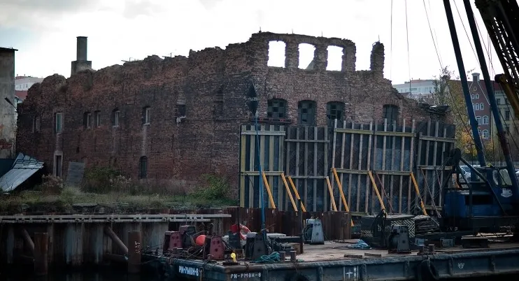 Ruiny spichlerza Woli Łeb są obecnie przeszkodą dla miasta, które chce dokończyć remont nabrzeża.