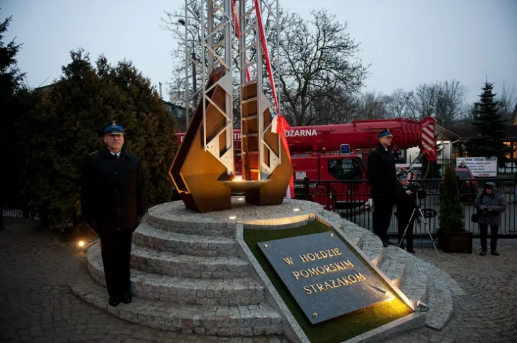 Pomnik poświęcony strażakom, którzy zginęli na służbie, uroczyście odsłonięto w piątek.