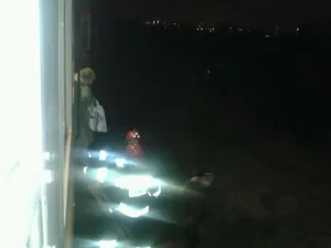 Strażacy pomagają wysiadać pasażerom z zatrzymanej SKM-ki.