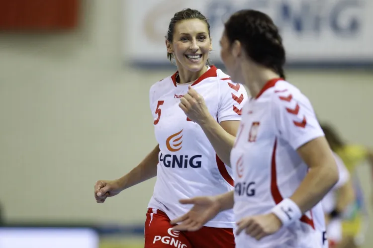 Czy równie zadowolone będą polskie piłkarki ręczne po meczu w ćwierćfinale mistrzostw świata z Francją? Na zdjęciu podstawowe szczypiornistki biało-czerwonych: Iwona Niedźwiedź (nr 5) i Katarzyna Koniuszaniec. 