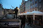 Pracownicy ZDiZ zasłonili w piątek rano nielegalny ogródek piwny restauracji Kleopatra przy Długim Targu w Gdańsku. Jego właściciel zalega miastu ok. 50 tys. zł tytułem opłat za nielegalne zajęcie pasa drogowego.