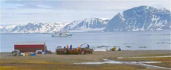 Polska Stacja Polarna nad fiordem Hornsund na Spitsbergenie. W głębi widać statek Horyzont II zakotwiczony w Zatoce Białego Niedźwiedzia.