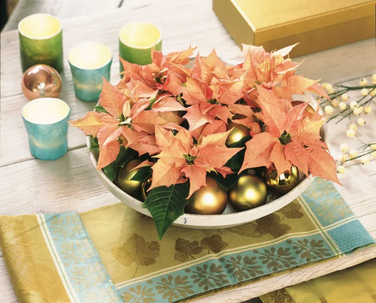 Własnoręczne przygotowanie stroika na świąteczny stół nie musi być pracochłonne ani kosztowne. Wystarczy misa, kilka bombek oraz kwiaty lub świerkowe gałązki. 