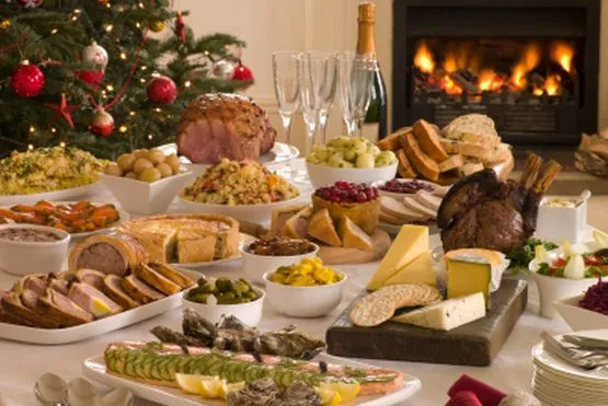 Rolady, szynka, pieczony schab, karp, łosoś, bigos, sałatki, sery, ciasta i wiele innych - i jak tu nie przejeść się w święta? 