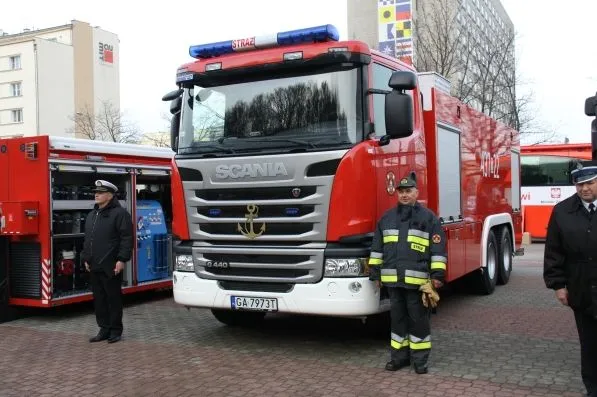 Portowa Straż Pożarna w Gdyni wzbogaciła się o nowy pojazd. Jednostka przeznaczona jest głównie do zabezpieczania przeładunku cieczy palnych w relacji zbiornikowiec - cysterna kolejowa.