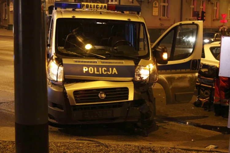 W Sopocie, w nocy z czwartku na piątek, radiowóz uderzył w taksówkę. 