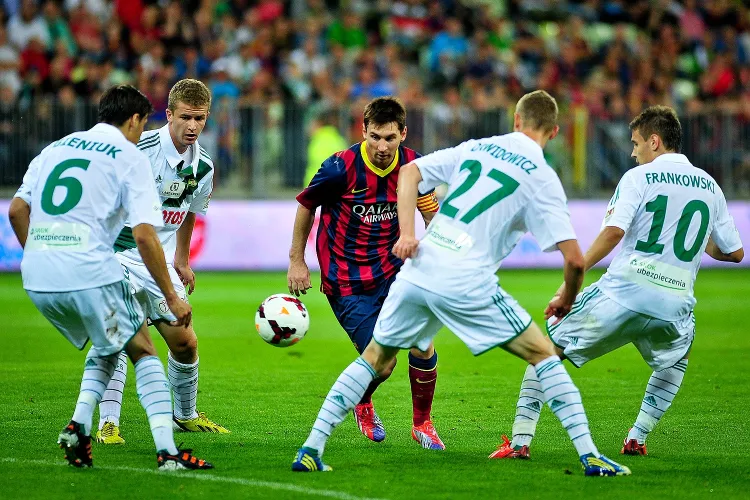 Leo Messi (przy piłce) wraz ze słynną Barceloną zagrał pod koniec lipca na PGE Arenie. 