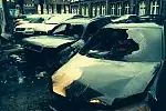 Spalone auta zaparkowane w podwórzu przy ul. Strzeleckiej.