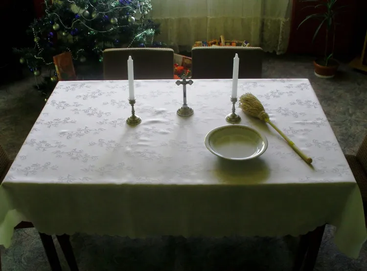 Na kolędę zazwyczaj nakrywamy stół białym obrusem i ustawiamy krzyż, świecę i wodę święconą z kropidłem.