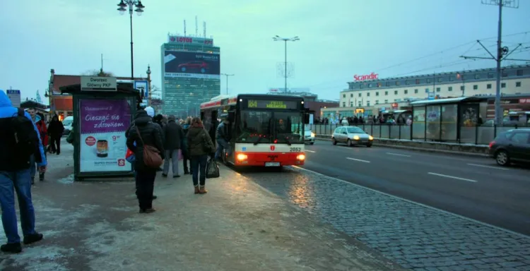 W godzinach szczytu autobusy przy dworcu wjeżdżają jednocześnie w jedną zatokę, a często pod to samo stanowisko.