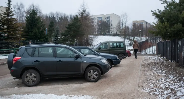 Popołudniami parking dedykowany rodzicom przedszkola jest pełny. Nierzadko zajmują go taksówkarze oraz mieszkańcy sąsiednich bloków.