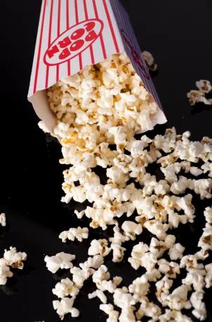Trudno jest trafić popcornem w otwór gębowy, zwłaszcza po ciemku.