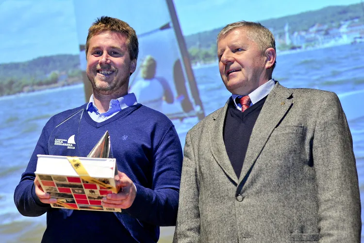 Jacek Noetzel (z lewej) otrzymał tytuł Żeglarza Roku 2013. Nagrodę wręczył Zbigniew Ptak (z prawej), pełnomocnik marszałka województwa pomorskiego ds. dróg wodnych. 