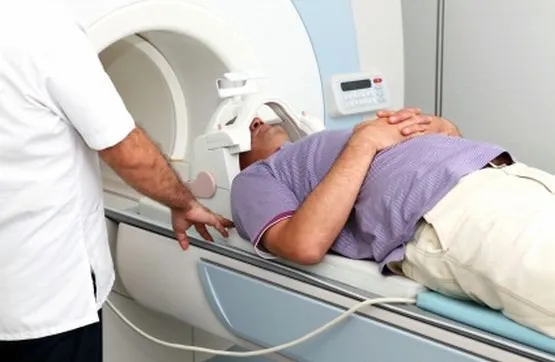 Rezonans magnetyczny i tomografia komputerowa prywatnie dostępne są niemal 'od ręki', ale jeśli chcemy wykonać je na koszt NFZ, musimy poczekać kilka miesięcy. 