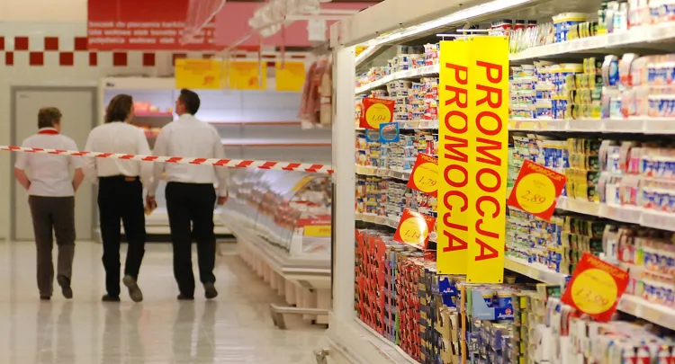 Zgodnie z wydaną decyzją Auchan Polska musi wyzbyć się praw do ośmiu hipermarketów Real.