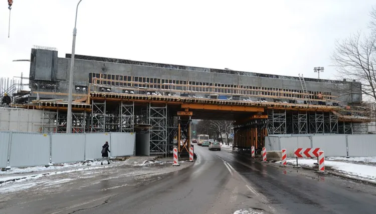 Budowa PKM zbliża się do półmetka. Gotowa konstrukcja wiaduktu kolejowego nad ul. Polanki w Gdańsku. 